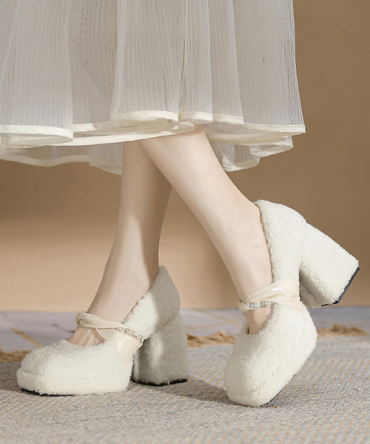 Schwarze, stylische High Heels aus Kunstpelz mit klobigen Einsätzen