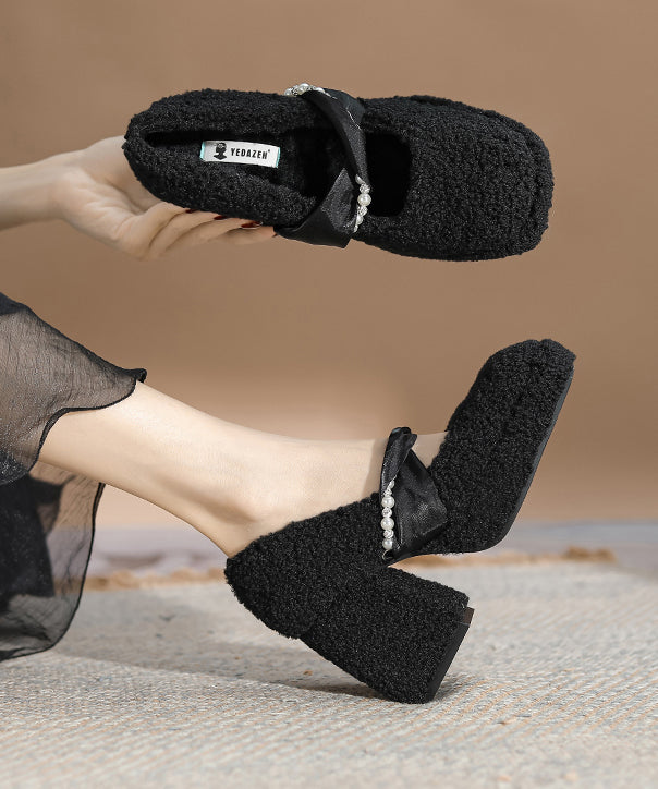 Schwarze, stylische High Heels aus Kunstpelz mit klobigen Einsätzen