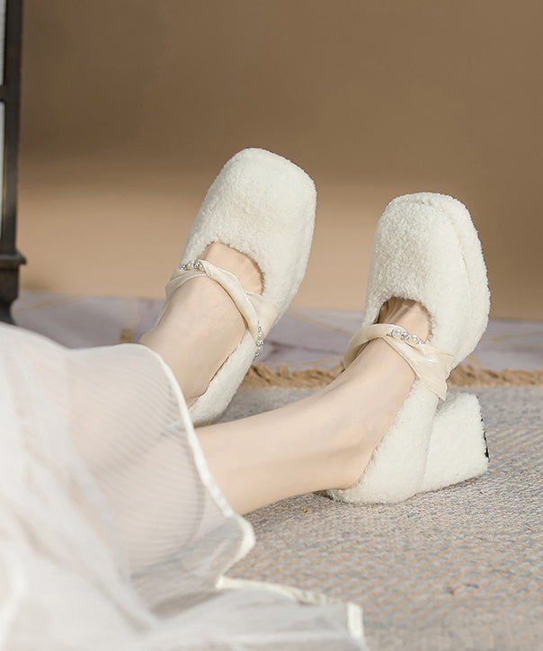 Schwarze, stylische High Heels aus Kunstpelz mit klobigen Einsätzen