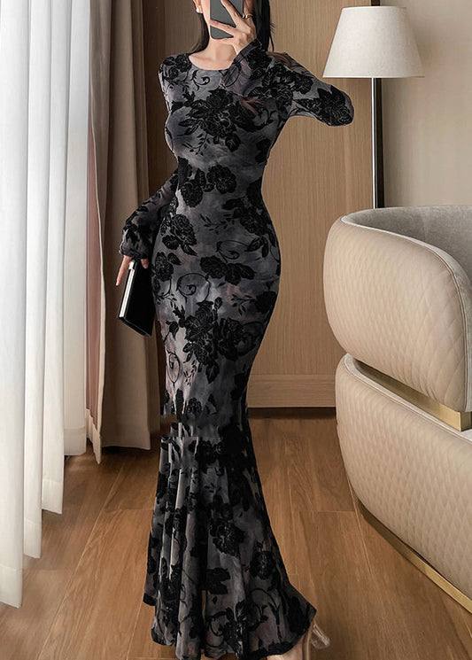 Schwarzes, schmeichelhaftes Maxikleid mit Meerjungfrauenschnitt und ausgestellten Ärmeln