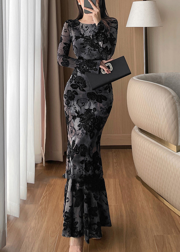 Schwarzes, schmeichelhaftes Maxikleid mit Meerjungfrauenschnitt und ausgestellten Ärmeln