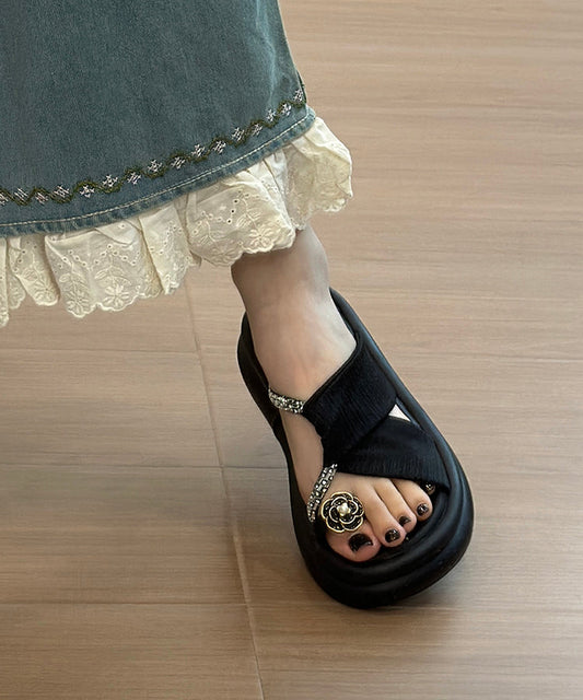 Schöne Plateau-Sandalen aus Kunstleder in Schwarz mit Hohlsaum