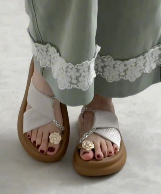Schöne Plateau-Sandalen aus Kunstleder in Schwarz mit Hohlsaum
