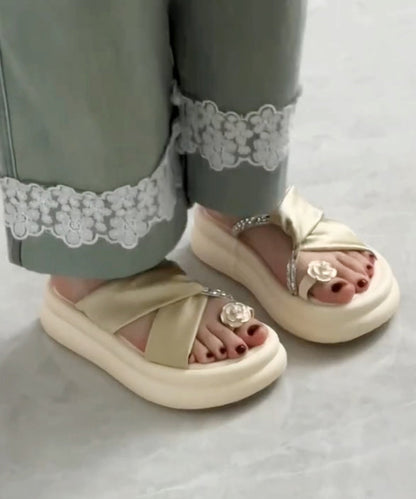 Schöne Plateau-Sandalen aus Kunstleder in Schwarz mit Hohlsaum