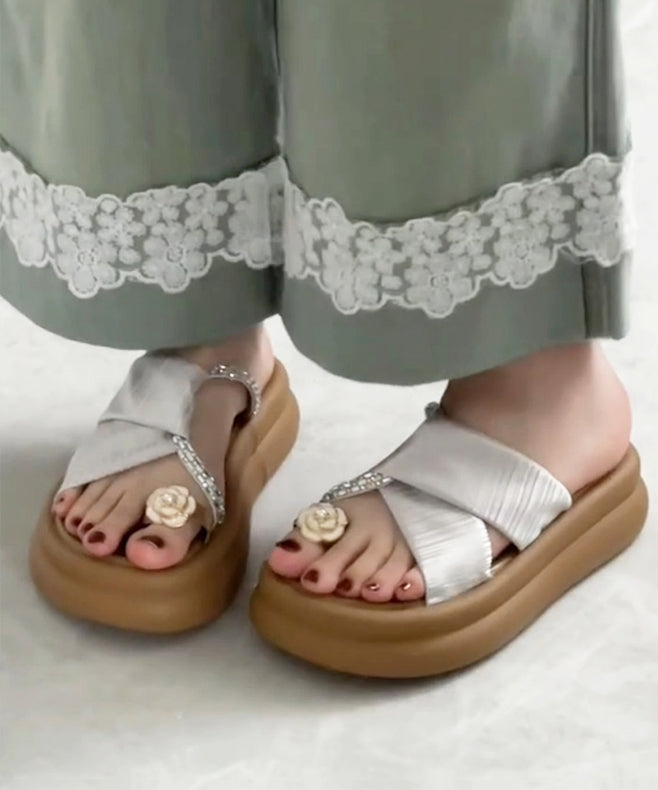 Schöne Plateau-Sandalen aus Kunstleder in Schwarz mit Hohlsaum