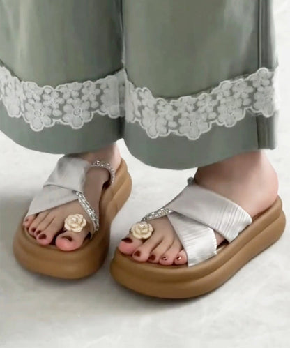 Schöne Plateau-Sandalen aus Kunstleder in Schwarz mit Hohlsaum