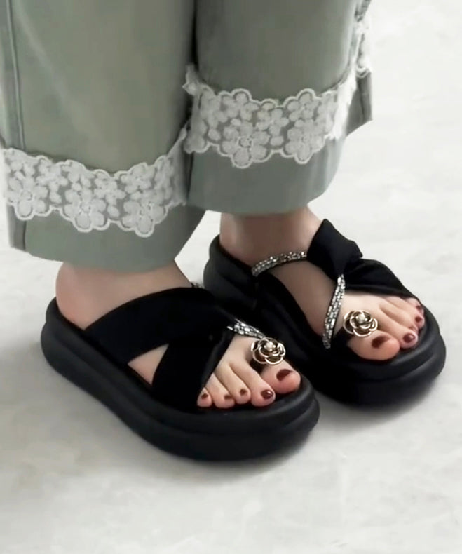 Schöne Plateau-Sandalen aus Kunstleder in Schwarz mit Hohlsaum