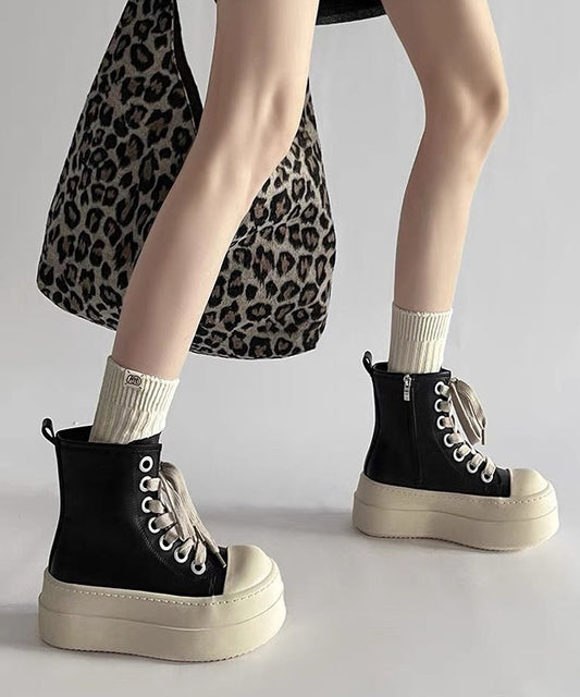 Schwarze Plateau-Schnürstiefel aus Kunstleder mit stylischen Ziernähten