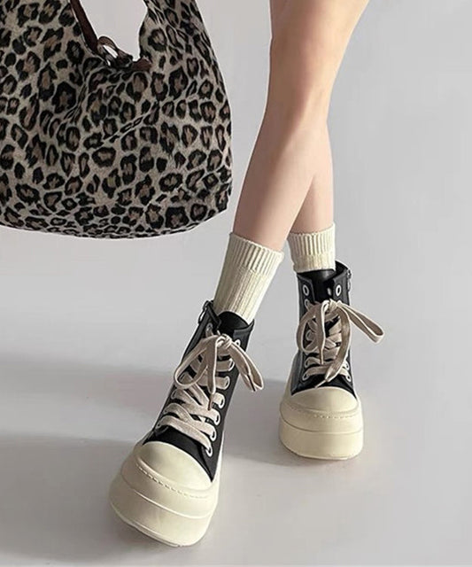 Schwarze Plateau-Schnürstiefel aus Kunstleder mit stylischen Ziernähten