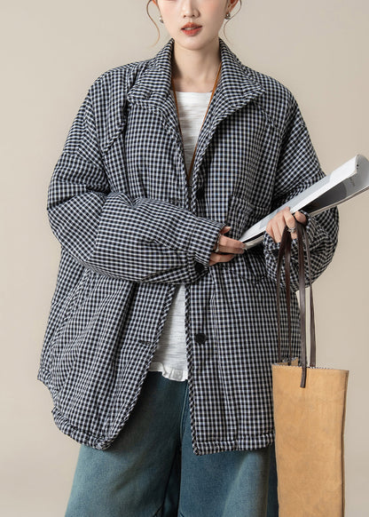 Warme Parkas mit schwarzen Taschen und Knöpfen und langen Ärmeln