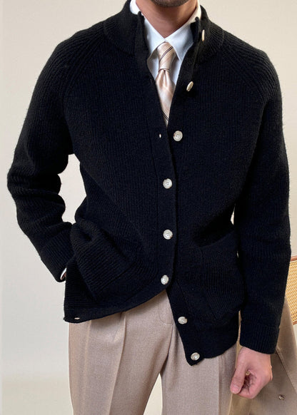 Schwarzer, kuscheliger Herrenmantel aus Baumwollstrick mit Taschen und Stehkragen