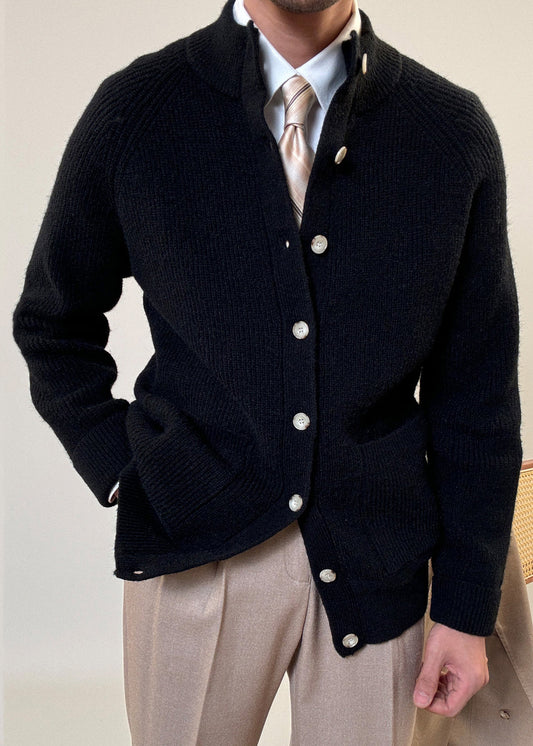 Schwarzer, kuscheliger Herrenmantel aus Baumwollstrick mit Taschen und Stehkragen