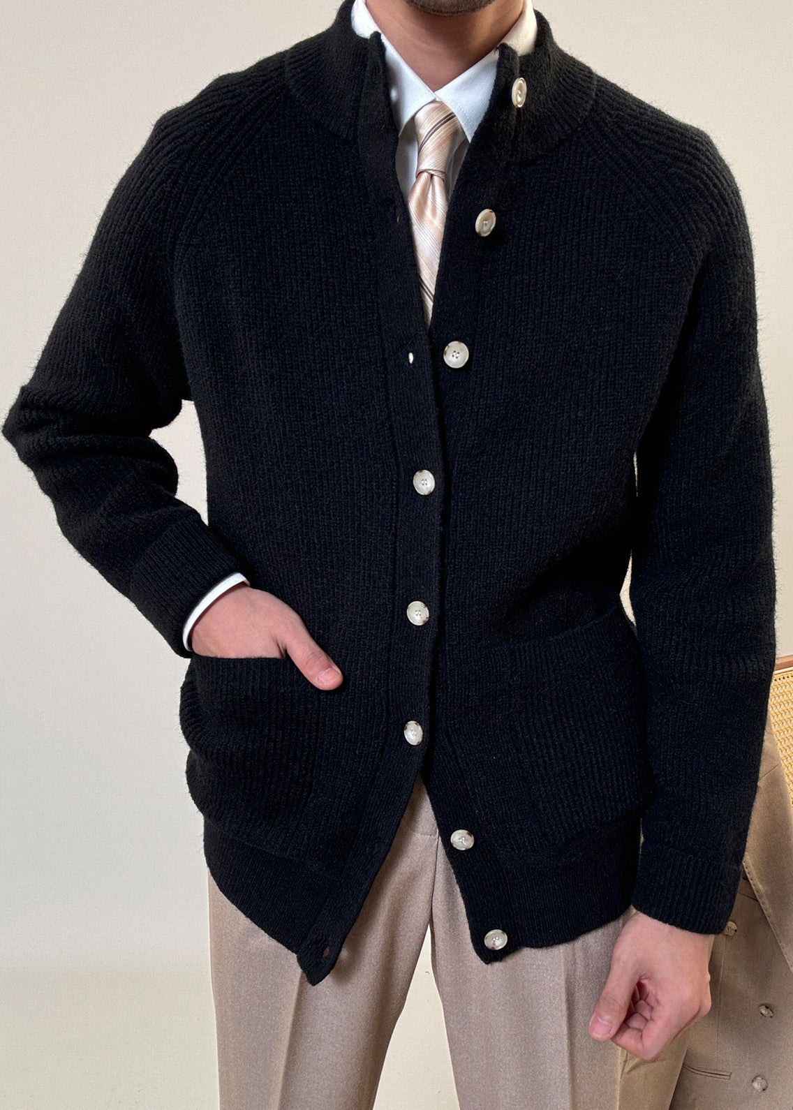 Schwarzer, kuscheliger Herrenmantel aus Baumwollstrick mit Taschen und Stehkragen