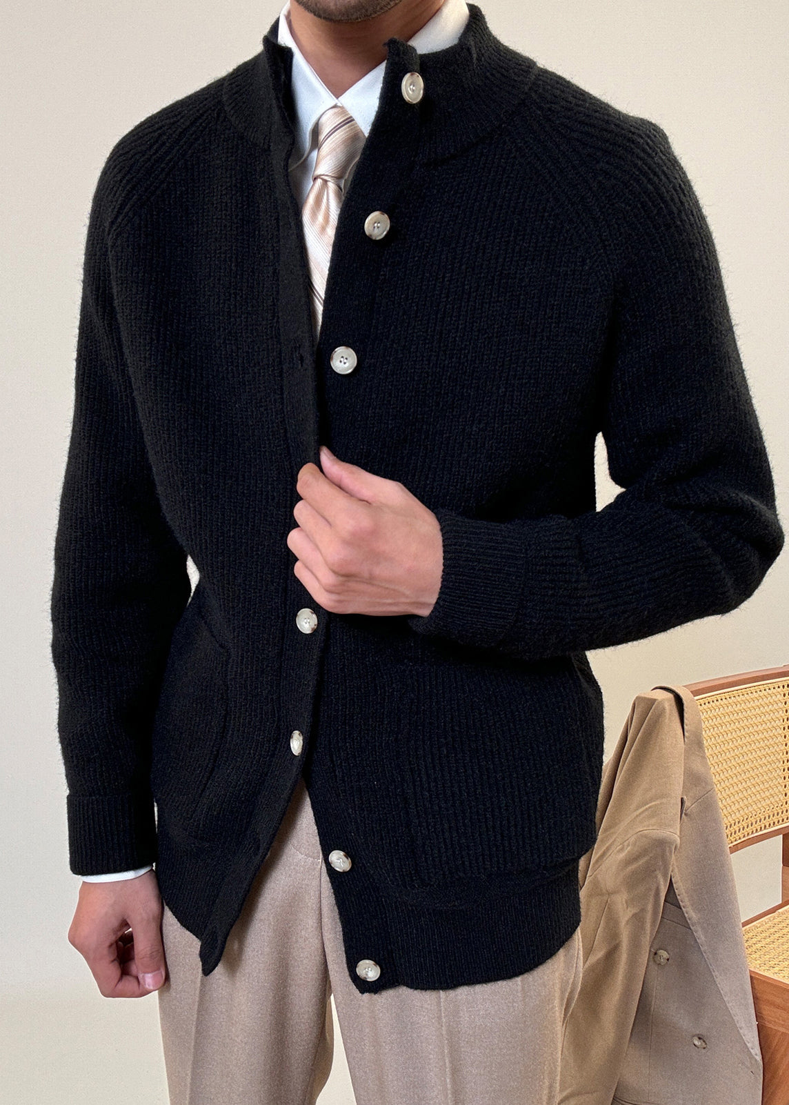 Schwarzer, kuscheliger Herrenmantel aus Baumwollstrick mit Taschen und Stehkragen