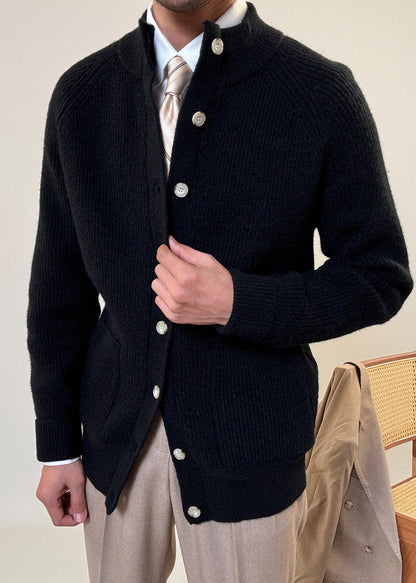 Schwarzer, kuscheliger Herrenmantel aus Baumwollstrick mit Taschen und Stehkragen