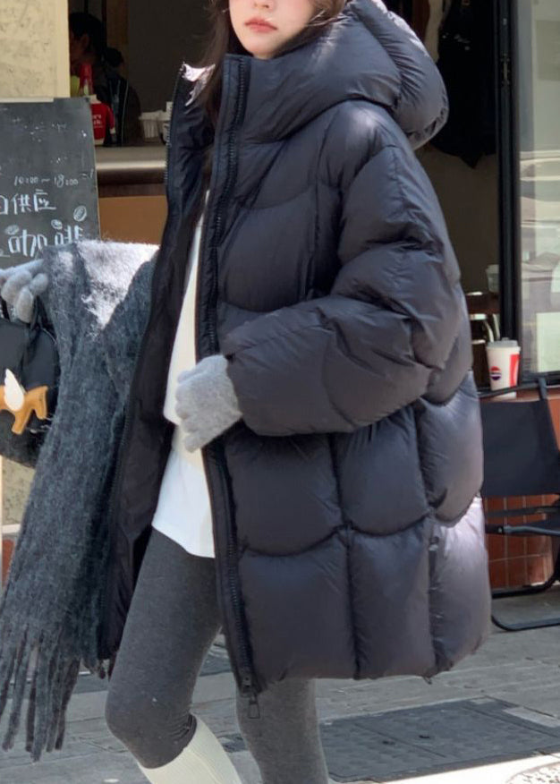 Abrigo acolchado de invierno con capucha y bolsillos negros con cordón y plumón de pato