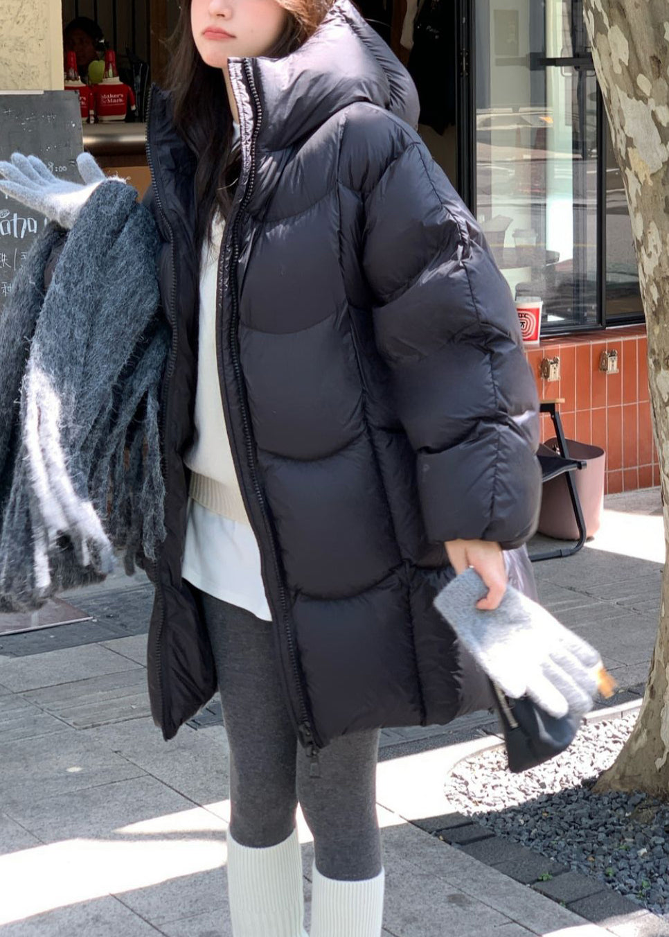 Abrigo acolchado de invierno con capucha y bolsillos negros con cordón y plumón de pato