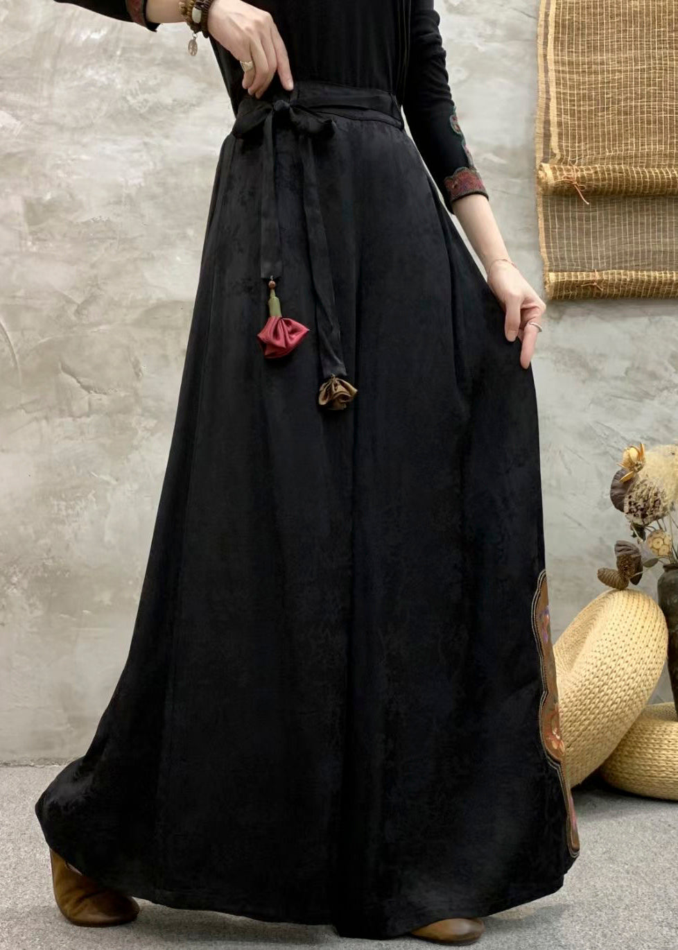 Schwarze Seidenhose mit Taschen, besticktem elastischem Bund, Herbst