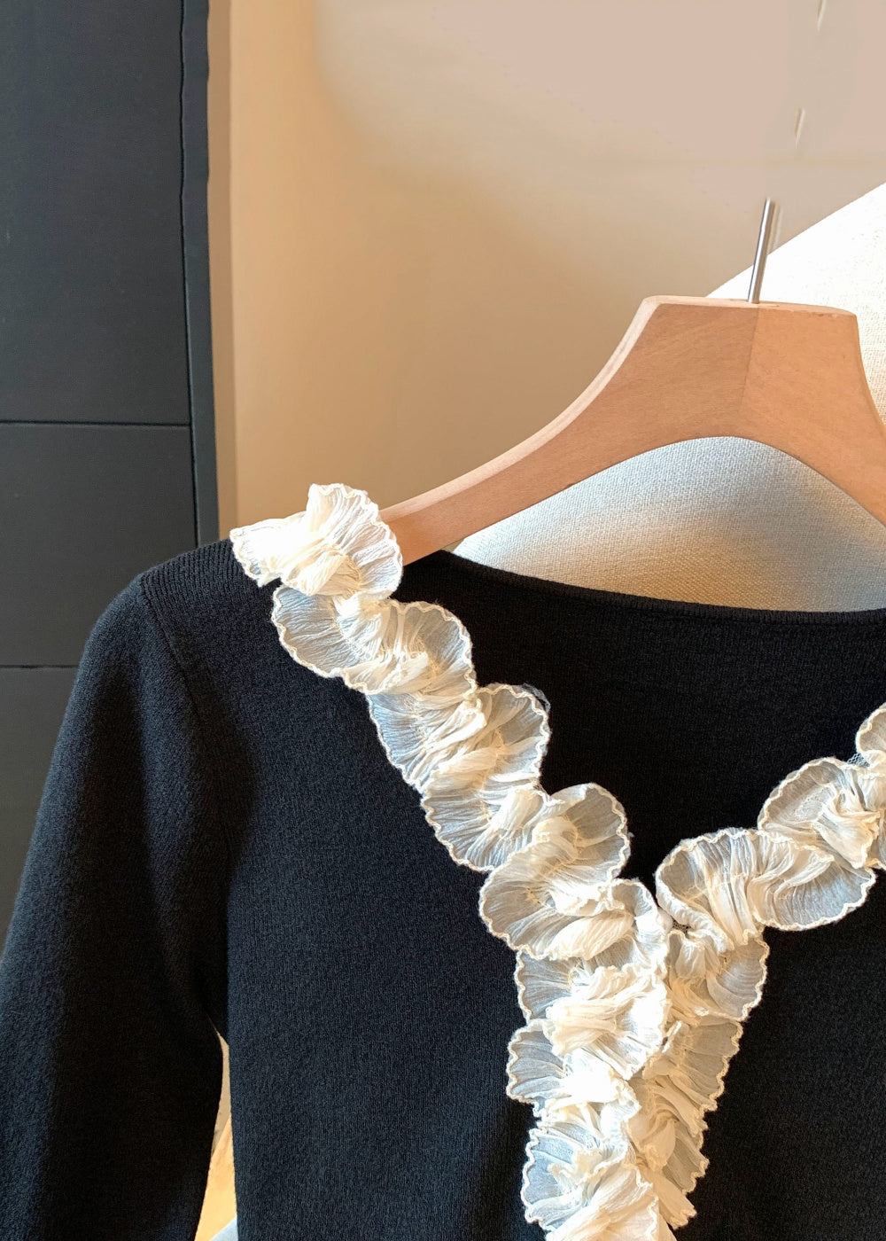 Schwarzes, gerüschtes Patchwork-T-Shirt aus Strickbaumwolle mit V-Ausschnitt für den Herbst