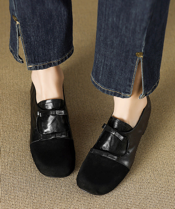 Schwarze, klobige High Heels aus Schaffell mit Wildleder-Schleife