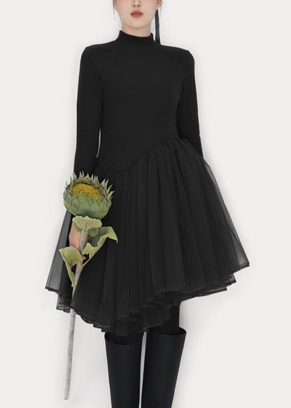 Minivestido de invierno de cuello alto con patchwork de tul liso negro