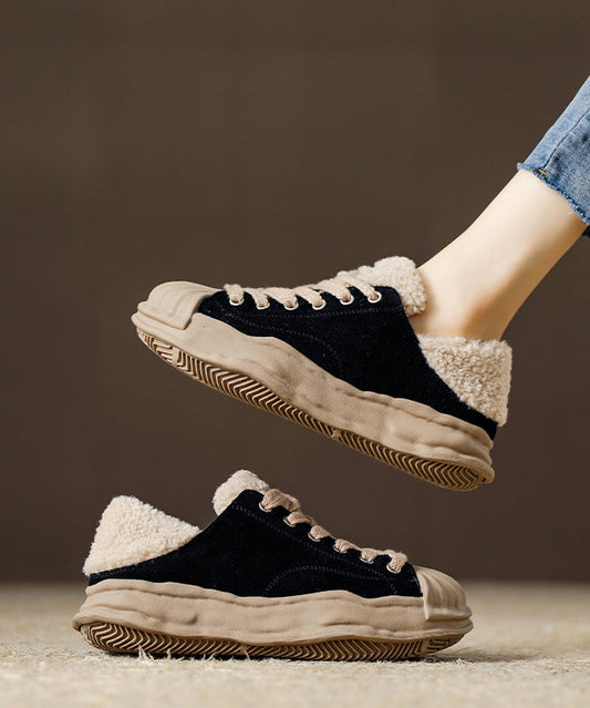 Schwarze Wildleder-Schnürschuhe mit flauschigem Wollfutter