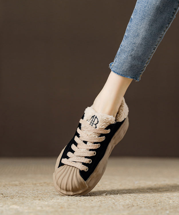 Schwarze Wildleder-Schnürschuhe mit flauschigem Wollfutter