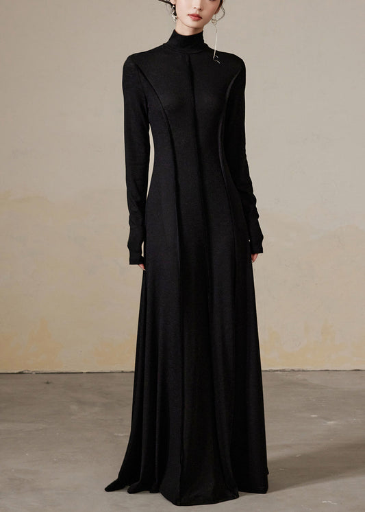 Schwarzes, knitterfreies, langes Baumwollkleid mit Rollkragen