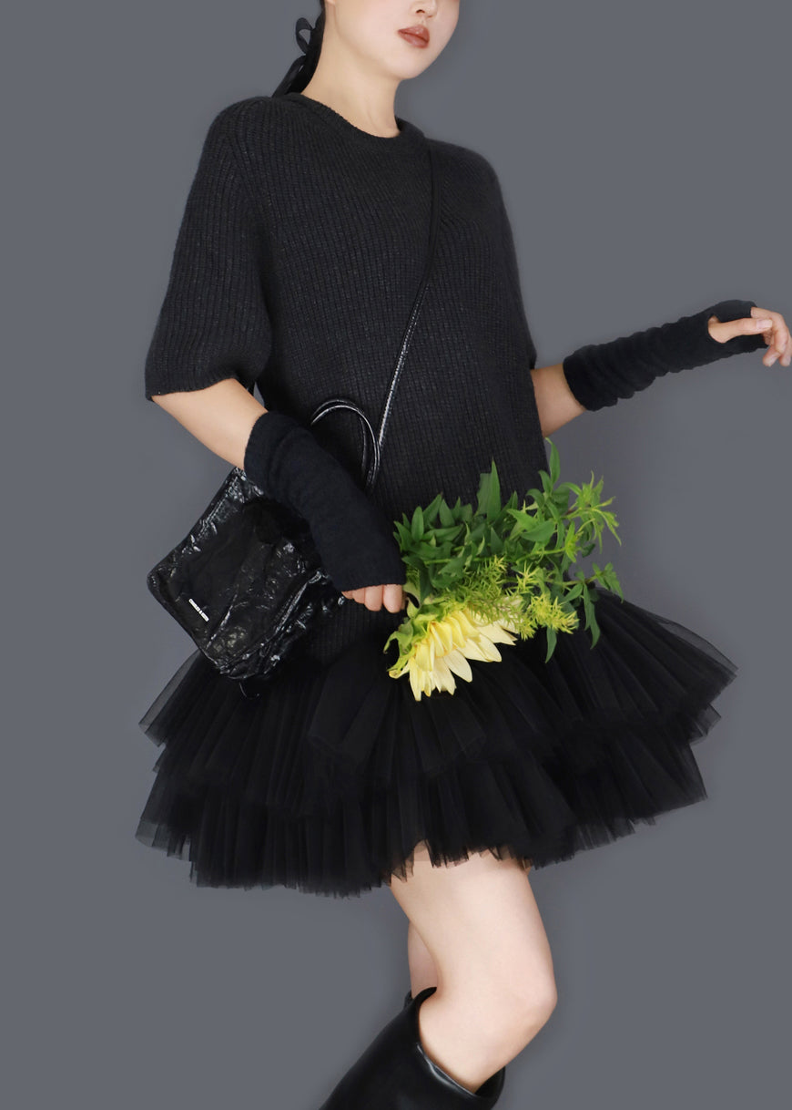 Vestido tipo suéter de punto con patchwork de tul arrugado negro, cuello redondo y manga corta