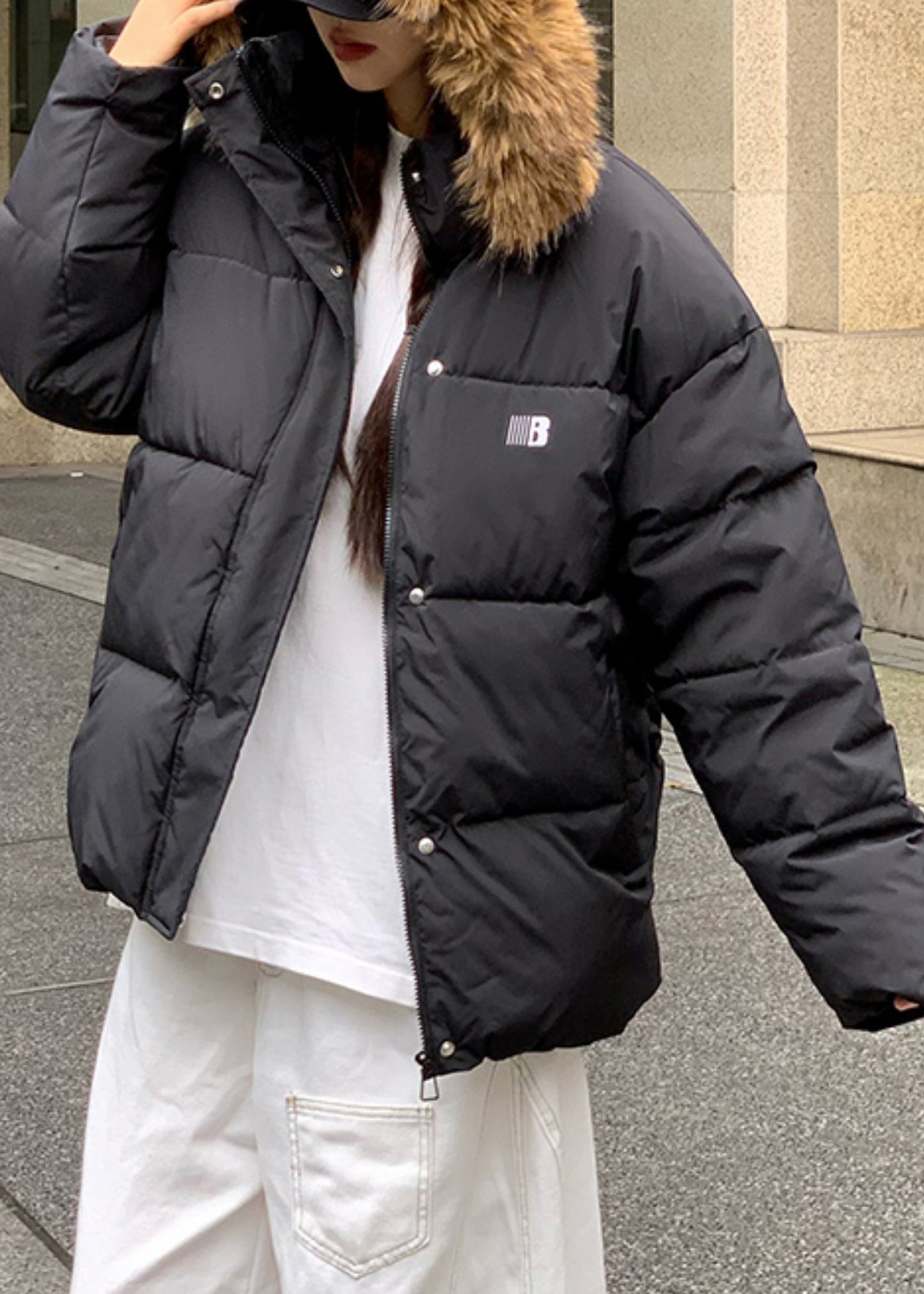 Parka negra con capucha y bolsillos con cremallera de invierno