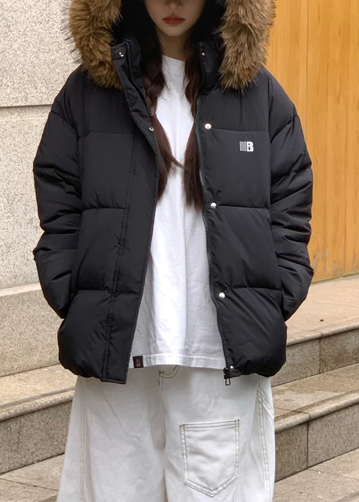 Parka negra con capucha y bolsillos con cremallera de invierno