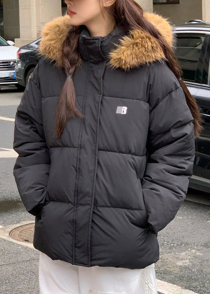 Parka negra con capucha y bolsillos con cremallera de invierno