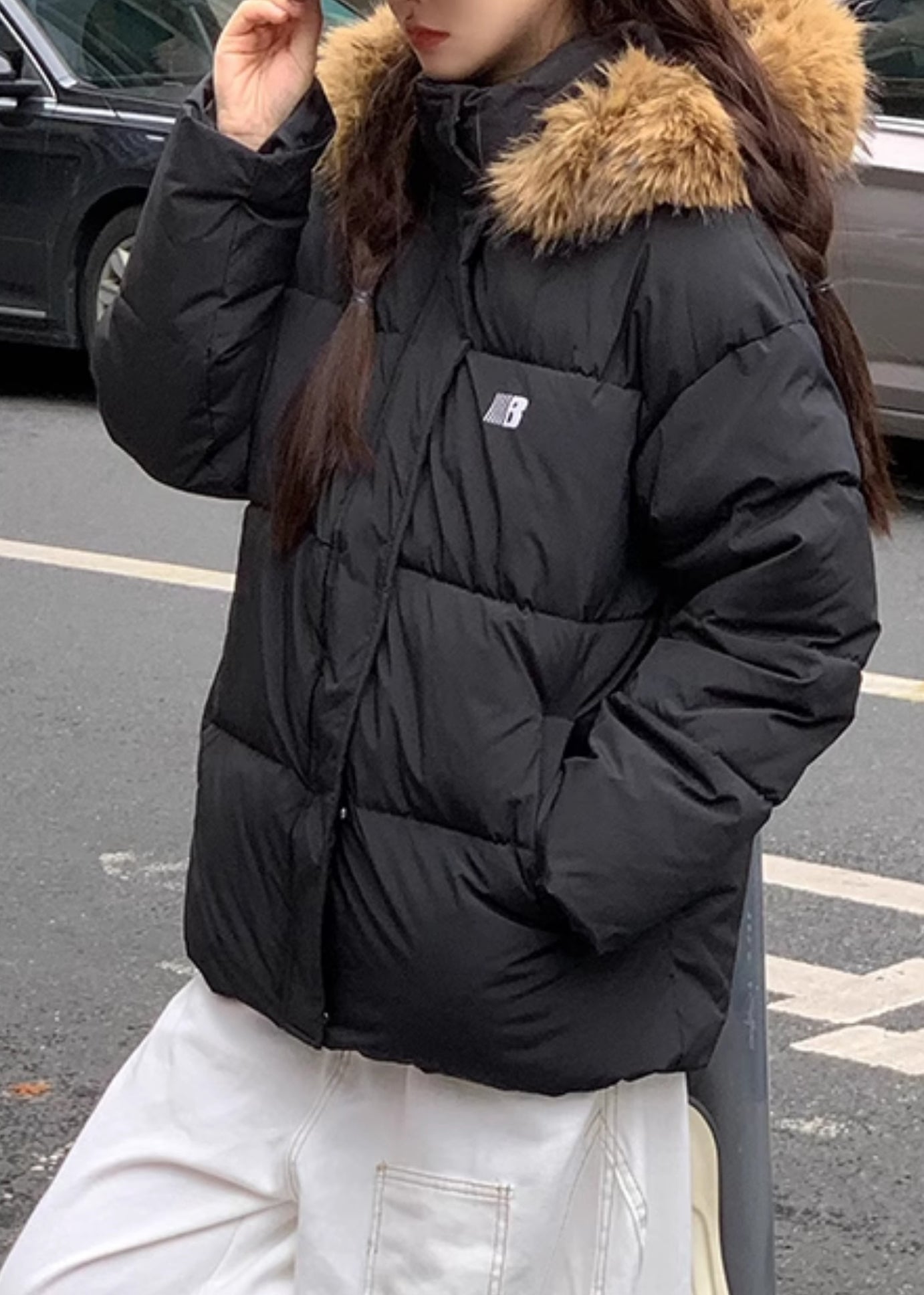 Parka negra con capucha y bolsillos con cremallera de invierno