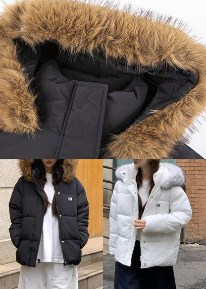 Parka negra con capucha y bolsillos con cremallera de invierno