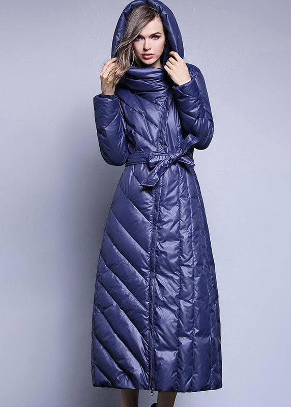 Schwarzer, modischer, dicker, schmal geschnittener Wintermantel mit verlängerten Taschen und Entendaunen