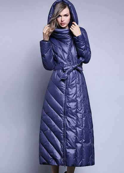 Schwarzer, modischer, dicker, schmal geschnittener Wintermantel mit verlängerten Taschen und Entendaunen