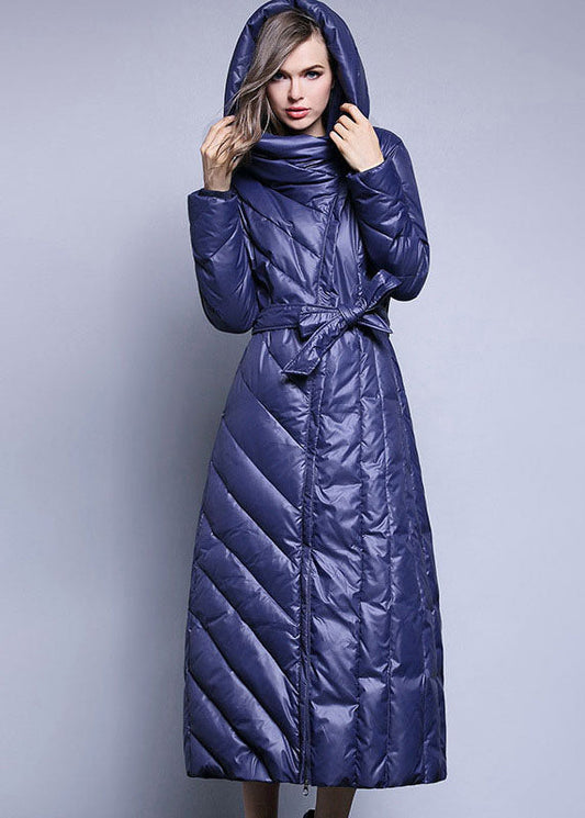 Schwarzer, modischer, dicker, schmal geschnittener Wintermantel mit verlängerten Taschen und Entendaunen