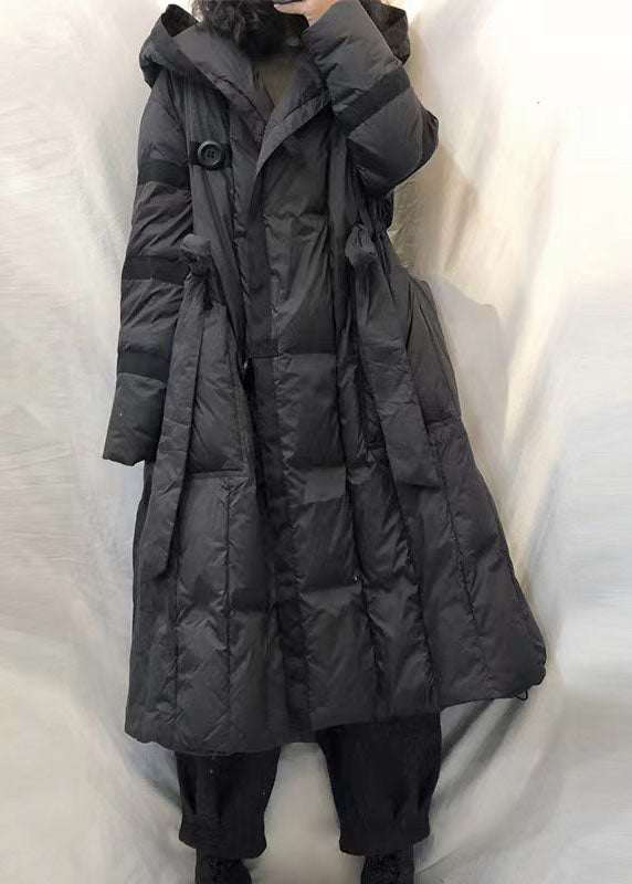 Schwarze Winter-Daunenjacke mit Kapuze und Bindegürtel