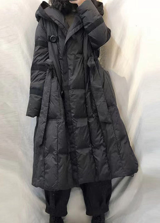 Schwarze Winter-Daunenjacke mit Kapuze und Bindegürtel