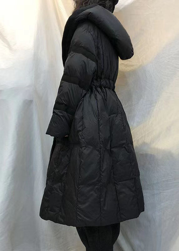 Schwarze Winter-Daunenjacke mit Kapuze und Bindegürtel