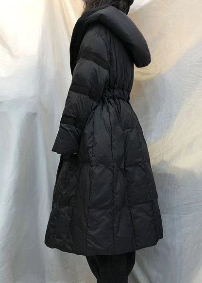Schwarze Winter-Daunenjacke mit Kapuze und Bindegürtel