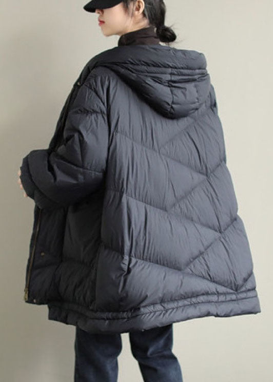 Schwarze, lockere Winter-Daunenjacke mit Reißverschluss und Knopf