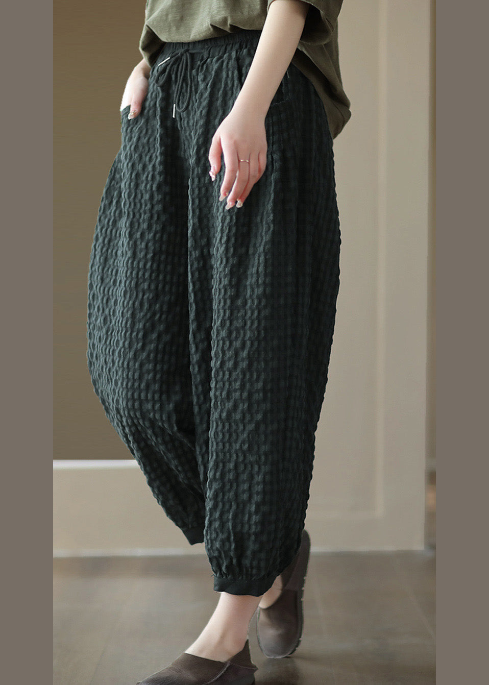 Pantalones cortos cómodos con lazo en la cintura de color verde negruzco