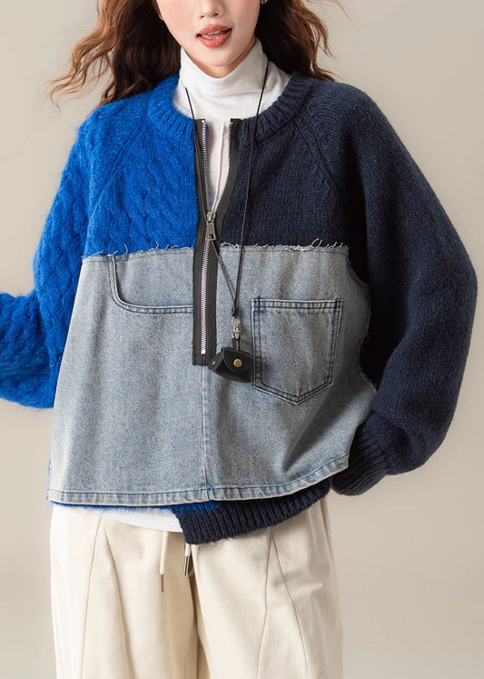 Asymmetrischer Pullover mit Patchwork-Zopfmuster aus blauem Denim