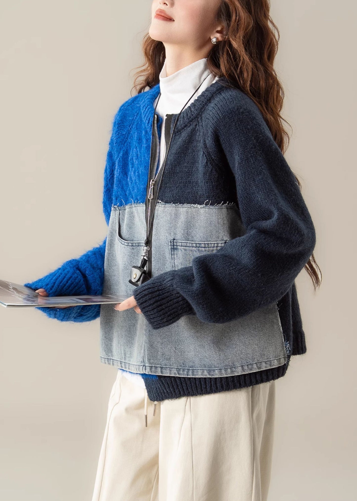 Asymmetrischer Pullover mit Patchwork-Zopfmuster aus blauem Denim