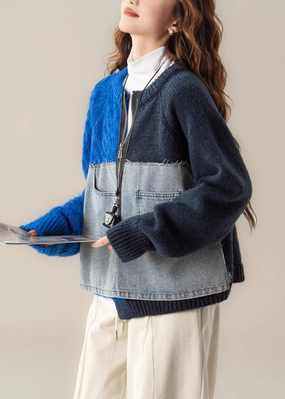Asymmetrischer Pullover mit Patchwork-Zopfmuster aus blauem Denim