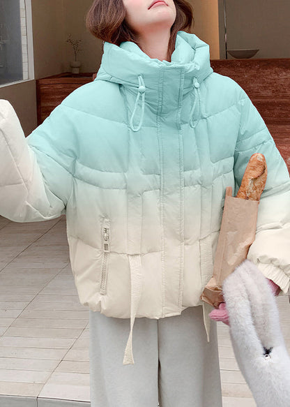 Abrigo acolchado de plumón de pato con capucha, bolsillos y cordón ajustable en color azul degradado