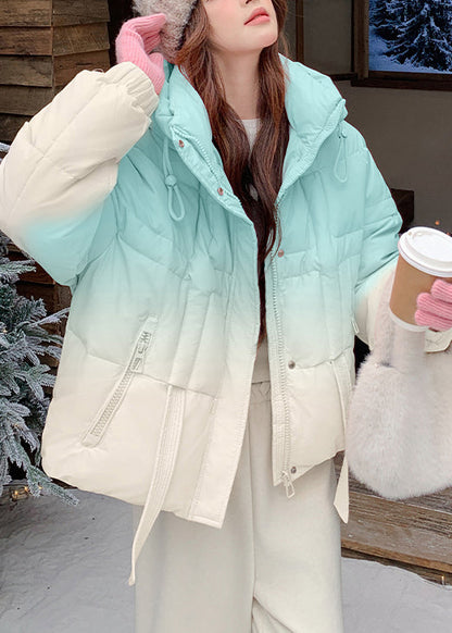 Abrigo acolchado de plumón de pato con capucha, bolsillos y cordón ajustable en color azul degradado