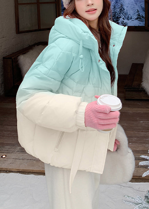 Abrigo acolchado de plumón de pato con capucha, bolsillos y cordón ajustable en color azul degradado