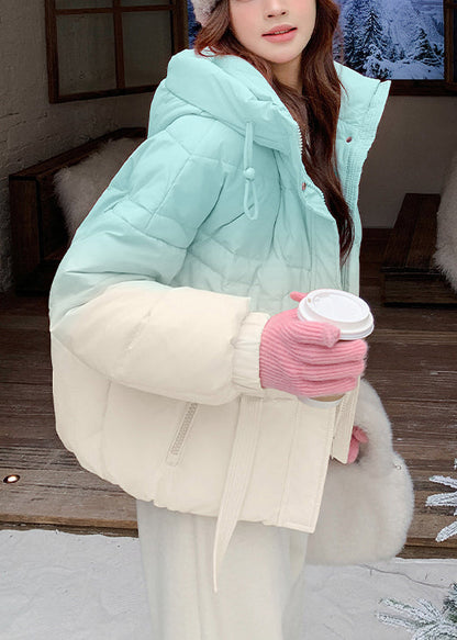 Abrigo acolchado de plumón de pato con capucha, bolsillos y cordón ajustable en color azul degradado